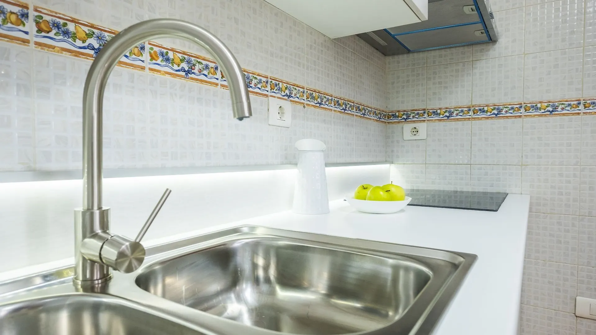 Trendy And Glamour 2 Bedrooms Apartment Arona